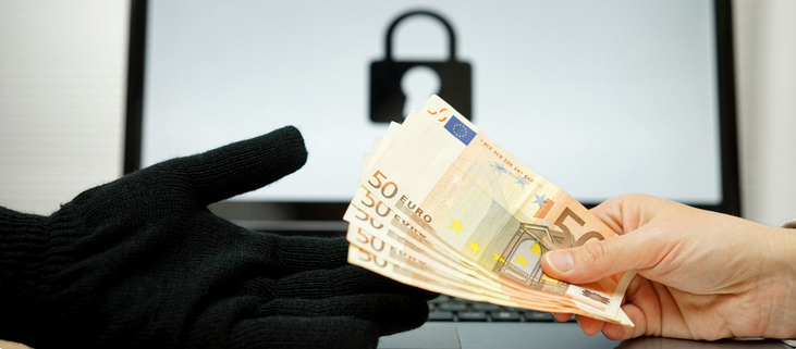 Передача наличных денег за вымагательство неизвестному через интернет