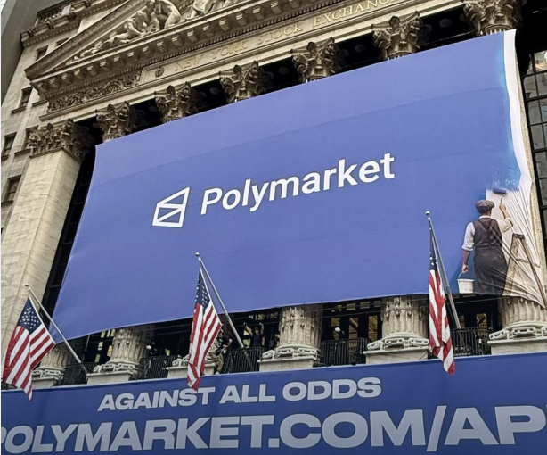 Баннер Polymarket на Wall street