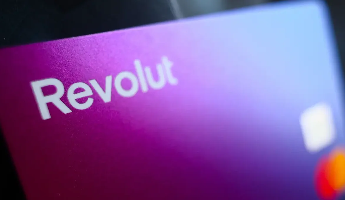 Логотип Revolut с оценкой в $115 млрд перед IPO