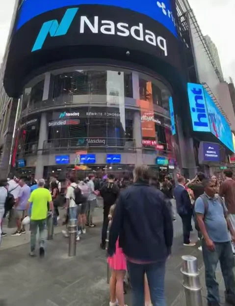 Ажиотаж у штаб-квартиры Nasdaq перед листингом SpaceX